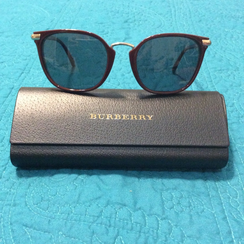 Burberry Prescribed Sunglasses i& Case Mint Condition Unknown prescription